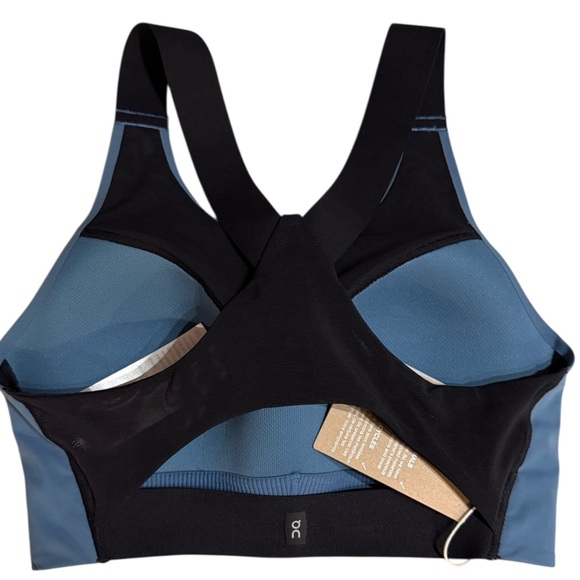 On Women's Performance Bra - Picture 7 of 11